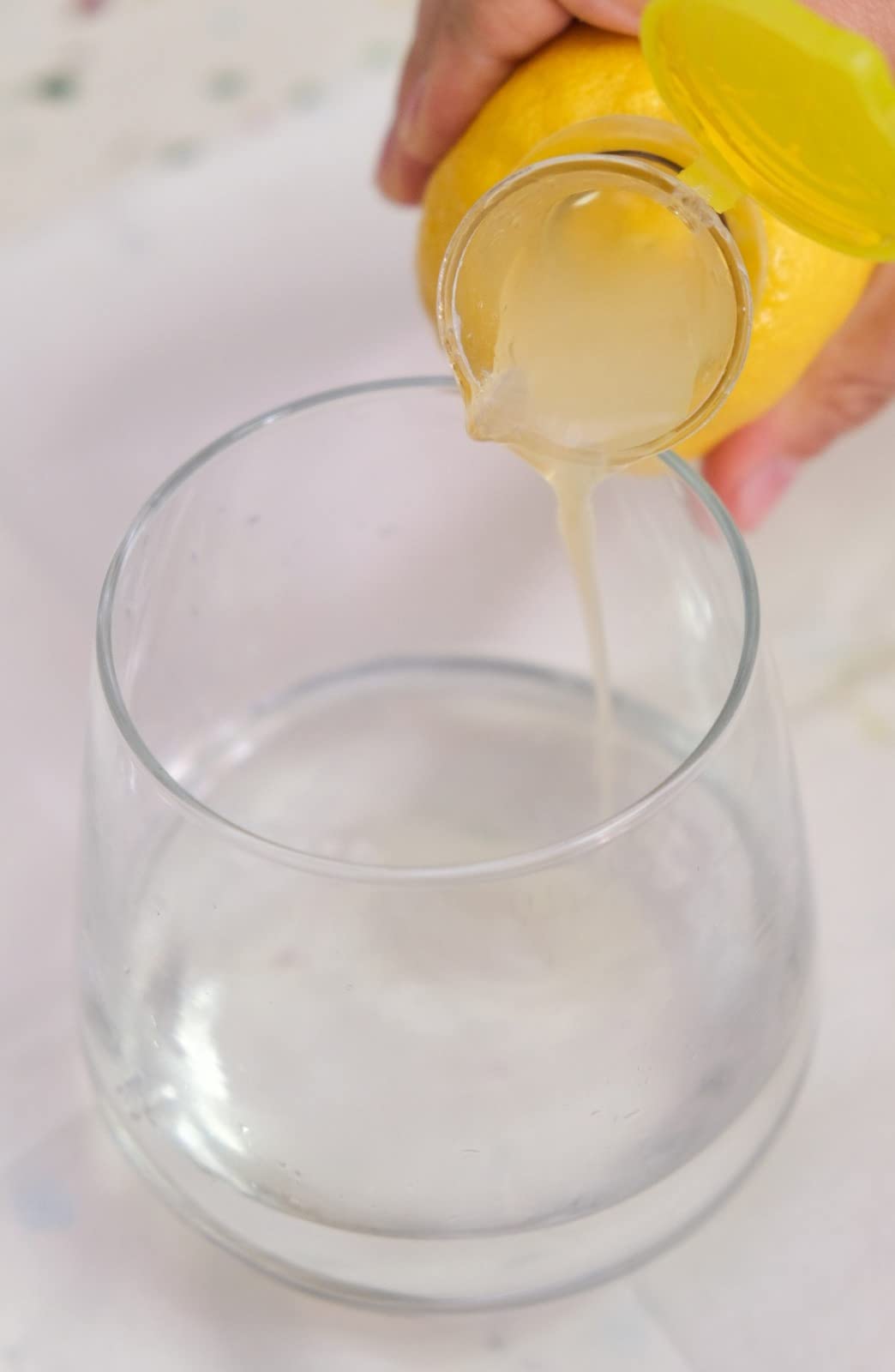 YZC Lemon Squeezer – 2-Pack Lemon-Juicer – BPA-Free Plastic Lime Juicer– Compact Juice Extractor Citrus Press with Lid – Squeeze Lime for Cocktails, Drinks