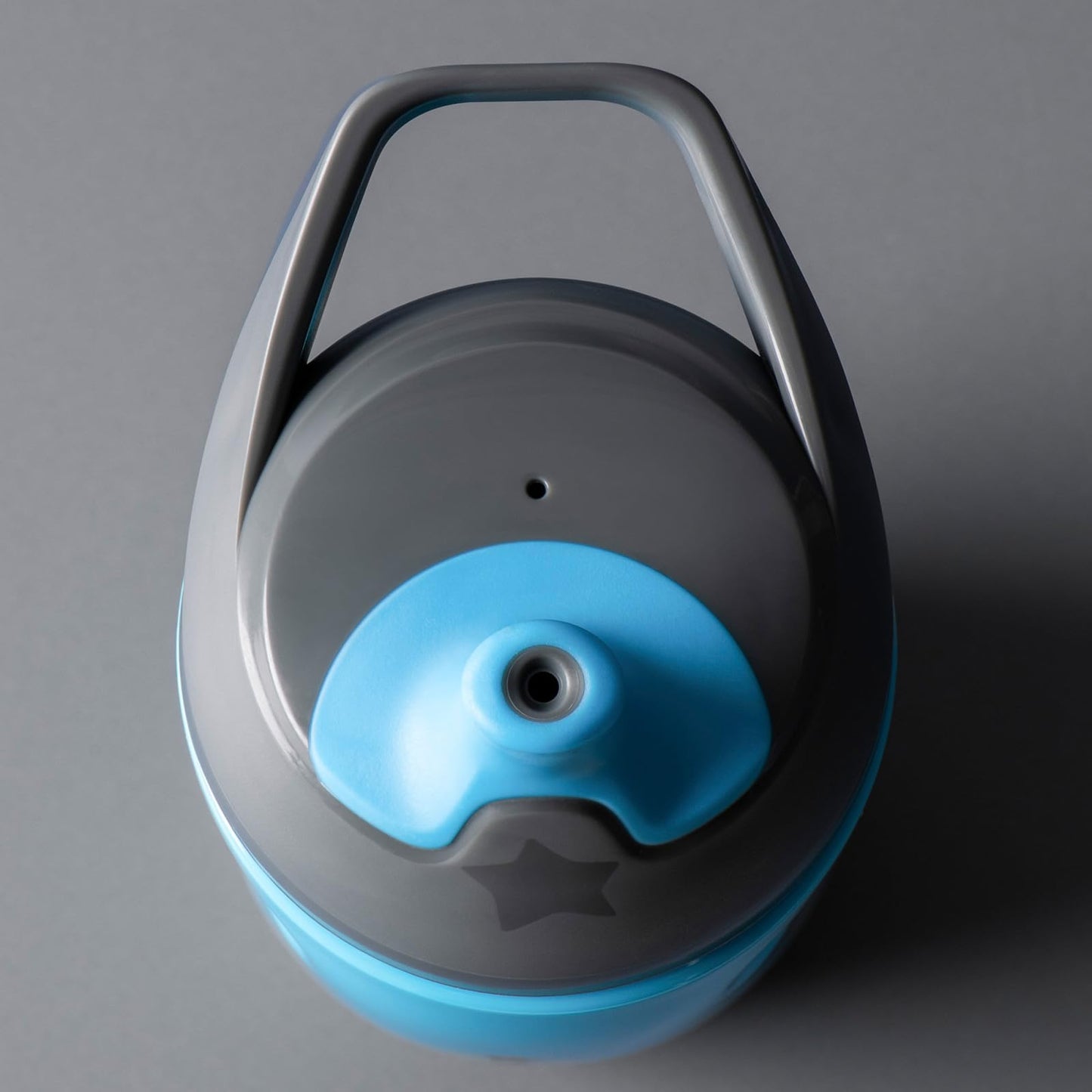 Tommee Tippee Insulated Sportee Bottle, for 12m+, 9oz, Pack of 2 Non-Spill Toddler Water Bottles, Orange and Blue, with Two-Piece Valve to Help Stop Spills, Bite-Resistant Spout and Easy-Hold Handle