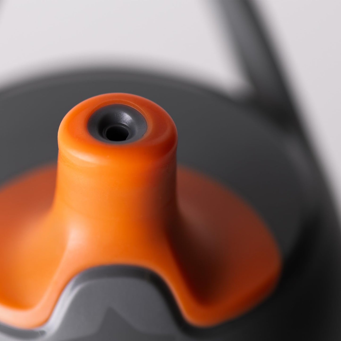 Tommee Tippee Insulated Sportee Bottle, for 12m+, 9oz, Pack of 2 Non-Spill Toddler Water Bottles, Orange and Blue, with Two-Piece Valve to Help Stop Spills, Bite-Resistant Spout and Easy-Hold Handle