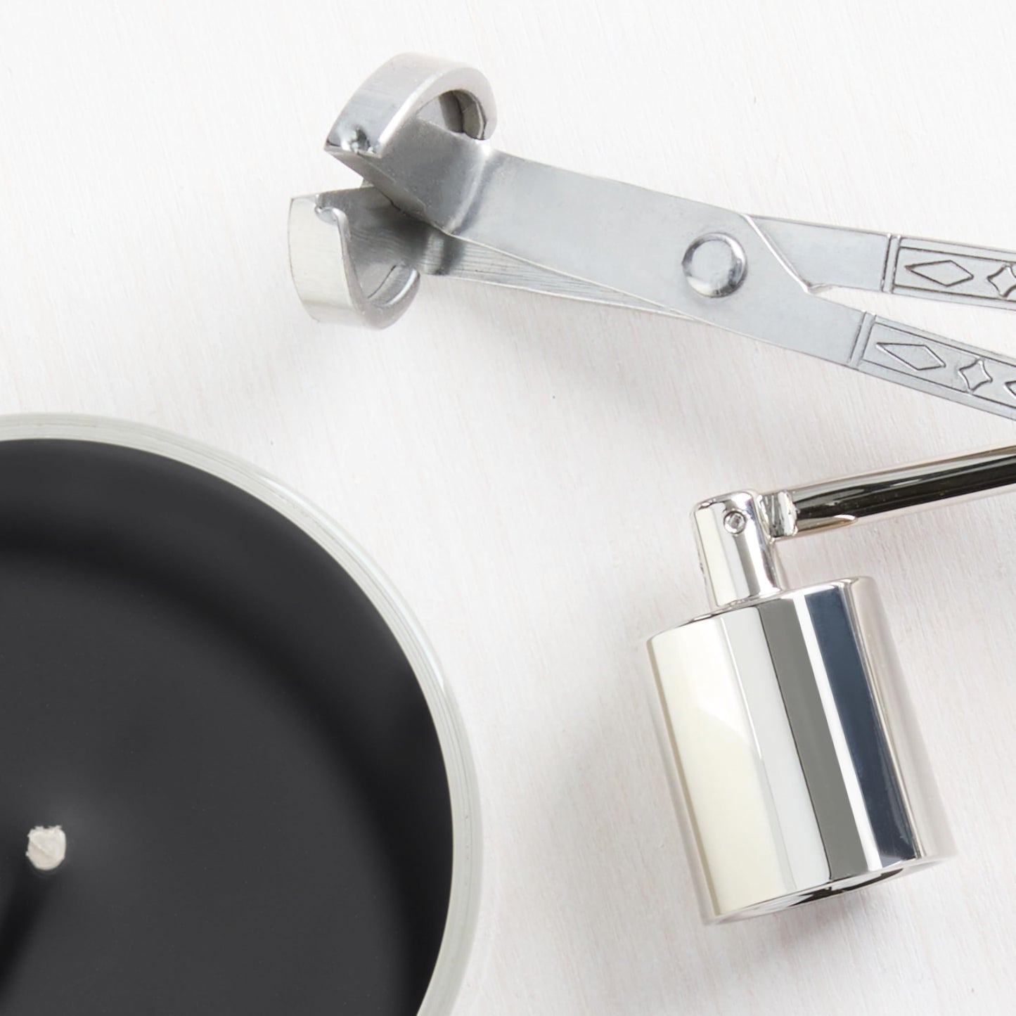 Yankee Candle Large Jar Scented Candle with up to 150 Hour Burn Time, Premium Plant Wax Blend for Consistent Burn, 22 oz Jar Candle with Room Filling Fragrance, Midsummer's Night