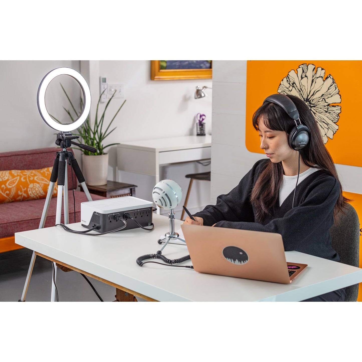 APC UPS Battery Backup, 700VA UPS with 4 Backup Battery Outlets, Type C USB Charging, BE700G3 Back UPS