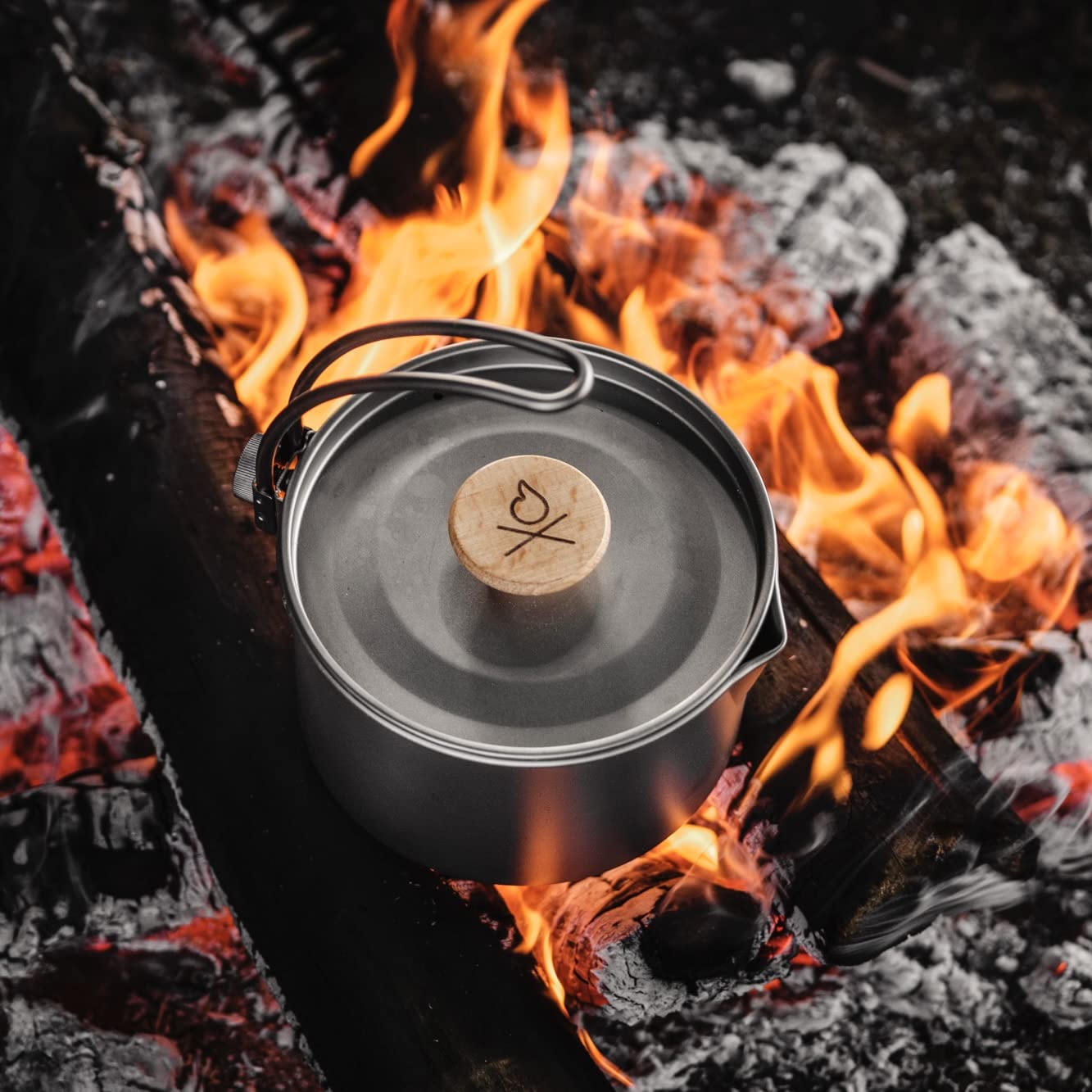 überleben Kessel Titanium Camping Kettle for Boiling Water - Camping Tea Kettle w/Steam Vented Lid, 37fl oz (1.1L) - Camp Fire Coffee Pot w/Canvas Bag - Bushcraft Camping Essentials