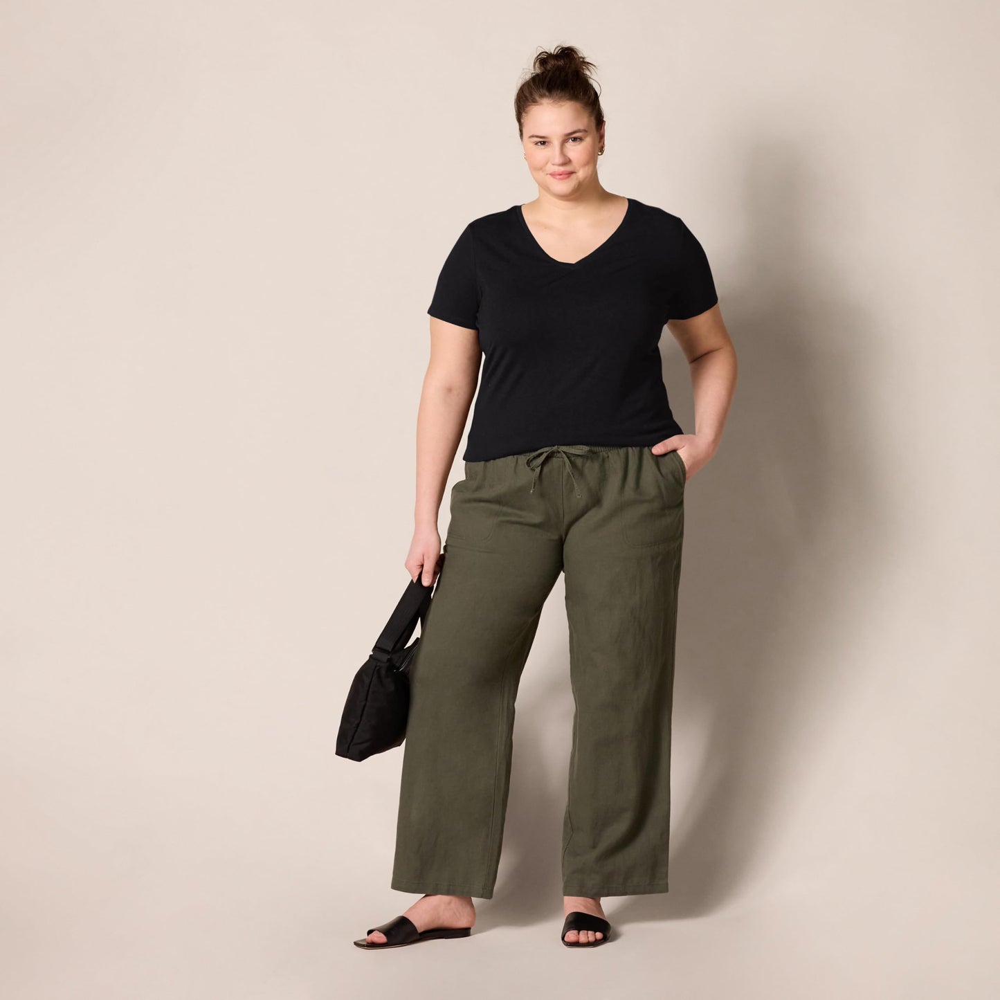 Amazon Essentials Women's Regular-Fit Short-Sleeve V-Neck T-Shirt, Pack of 2, Black/White, X-Small