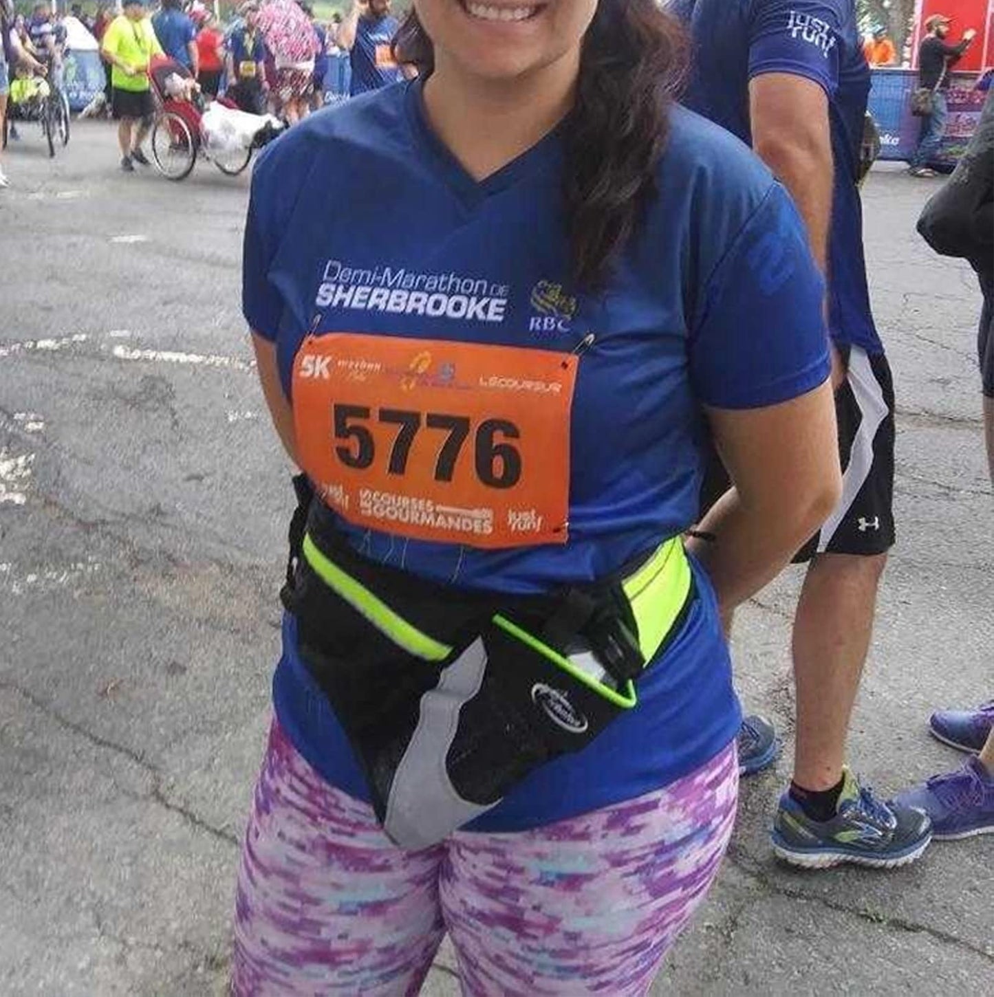 AiRunTech Upgraded No Bounce Hydration Belt Can be Cut to Size Design Strap for Any Hips for Men Women Running Belt with Water Bottle Holder with Large Pocket Fits Most Smartphones(Pink)