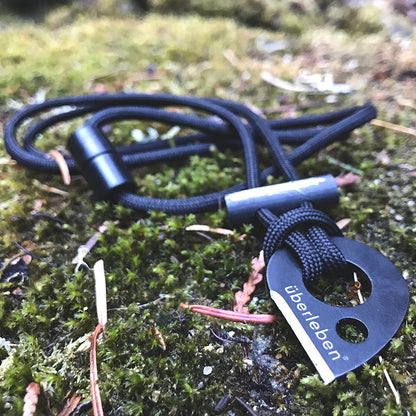 überleben Leicht Fire Starting Necklace - Survival Necklace - 5/16" Thick Ferro Rod Necklace & Fire Striker, 12,000 Strikes - Waterproof Flint and Steel Paracord Necklace, Firestarter Lanyard