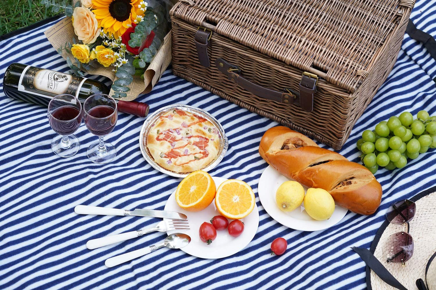 Wicker Picnic Basket for 2 with Waterproof Picnic Blanket, Picnic Set for 2 with Sand-Proof Beach Mat,Willow Hamper Service Set for Camping and Outdoor Party