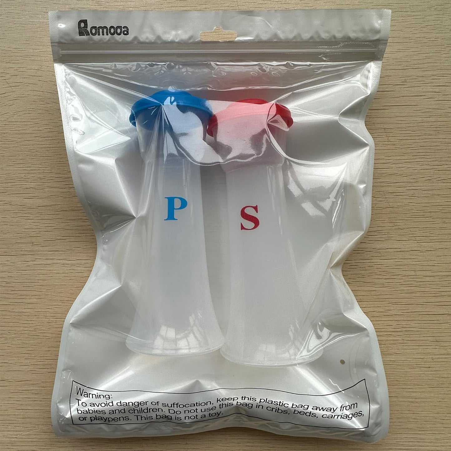 Romooa Set of 2 Plastic Salt and Pepper Shakers with Lids Large Hourglass Covered Moisture Proof Salt Shaker Pepper Container for Home Kitchen Restaurant Camping(Blue Red)