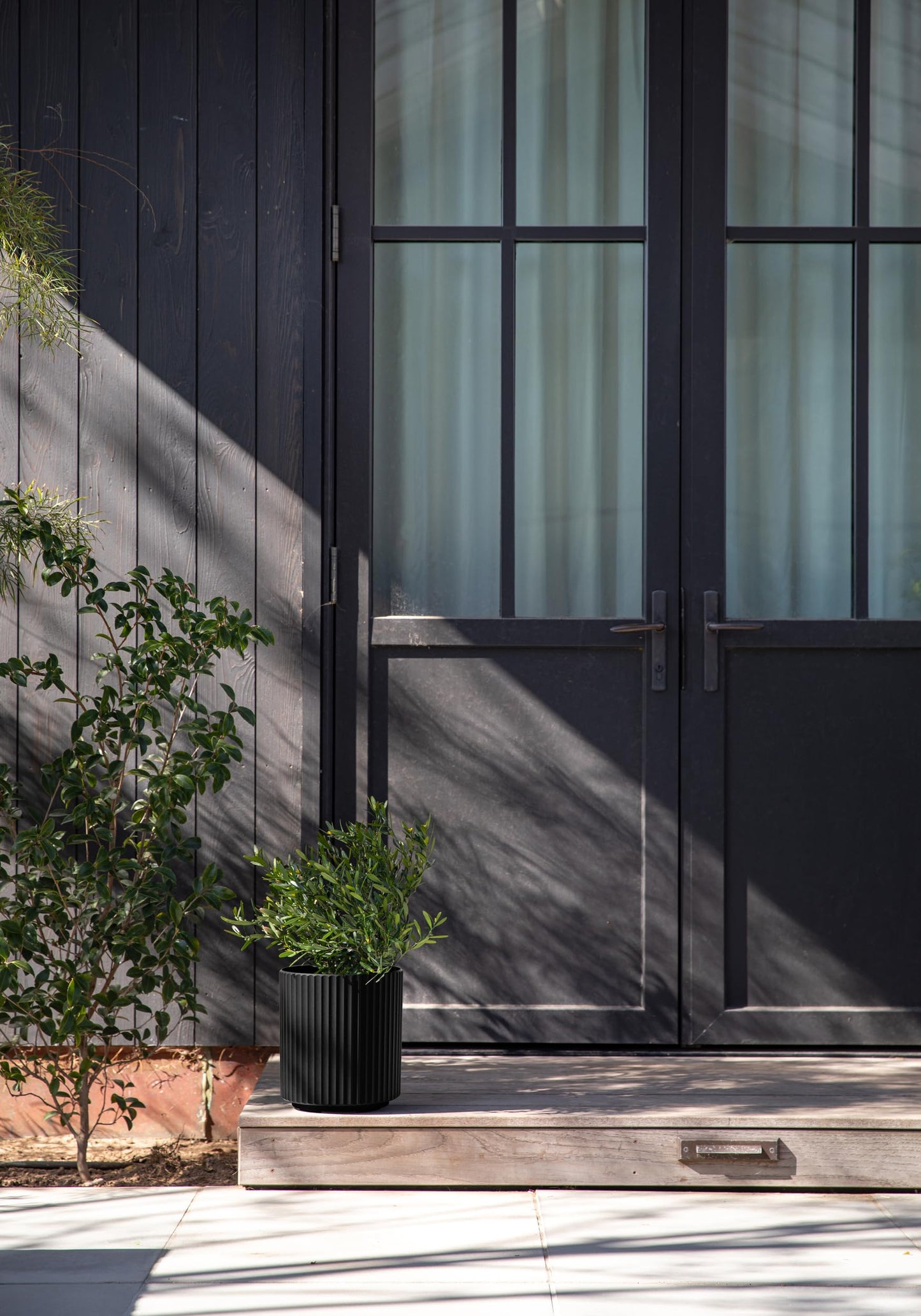 Veradek Demi Series Round Planter for Porch, Patio, Backyard | Durable Plastic-Stone Composite Material | Modern Décor for Tall Plants, Flowers