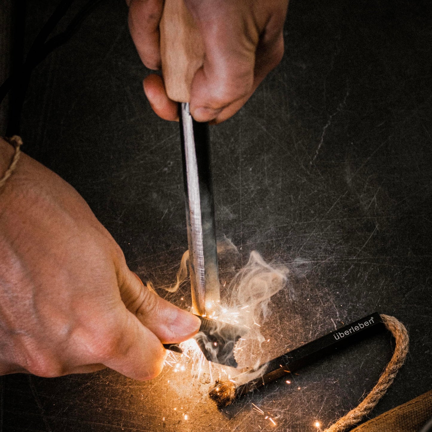 überleben Kräftig Pro Ferro Rod Fire Starter for Survival w/Multi-Tool Fire Striker - 1/2" Thick Fire Steel, 20,000 Strikes - Waterproof Flint and Steel Camping Fire Starter w/Wood Handle, Lanyard