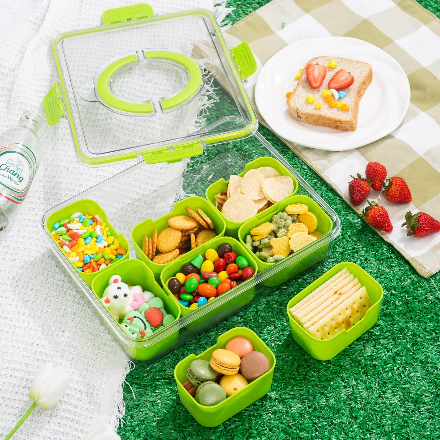 WACOI Divided Snack Serving Tray with Lid and Handle Travel Snackle Charcuterie Container Portable Storage Organizer for Candy, Fruits, Nuts, Snacks, Party, Picnic (1pack, Green)