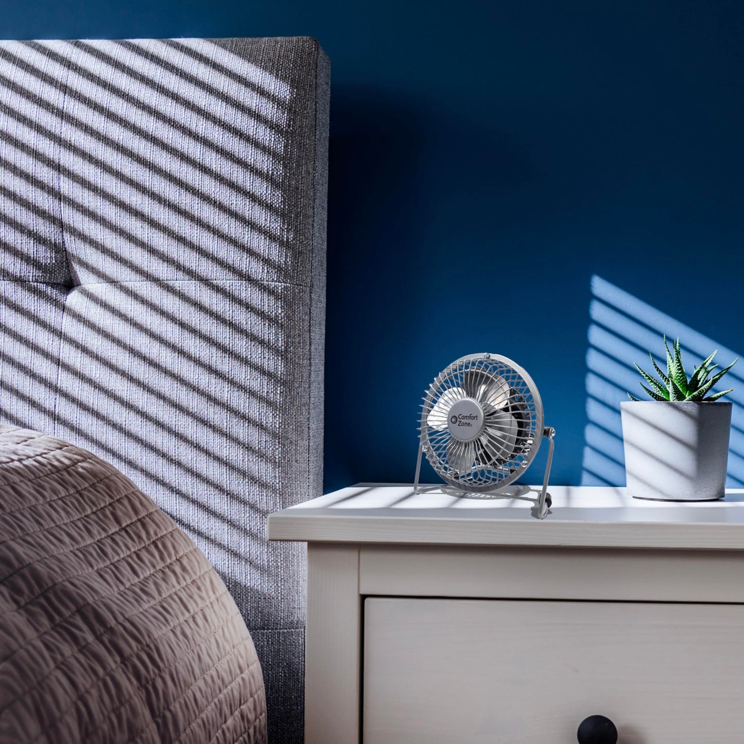 Comfort Zone 4-inch All-Metal Desk Fan with USB or Power Cord, Single Speed, 360 Degree Adjustable Tilt, Compact & Durable Mini Electric Fan for Home, Office or Travel Use, Silver