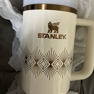 Cream White Stanley – Elegant Simplicity, Timeless Design